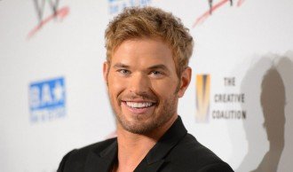 kellan lutz red carpet green dress challenge